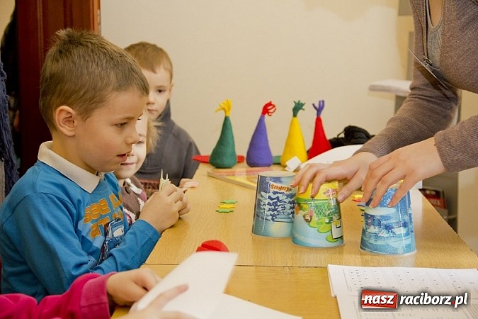 Zdjęcie w galerii na portalu naszraciborz.pl: Zamek Piastowski zamienił się w wielki plac zabaw. Wśród dzieci królowały clowny wiadomości z regionu