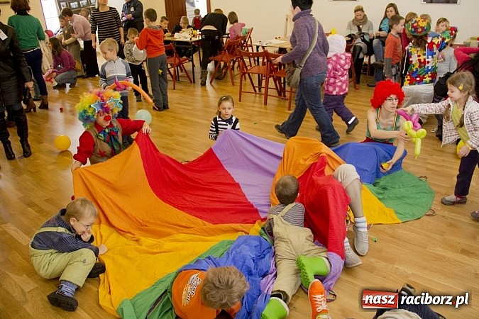 Zdjęcie w galerii na portalu naszraciborz.pl: Zamek Piastowski zamienił się w wielki plac zabaw. Wśród dzieci królowały clowny wiadomości z regionu