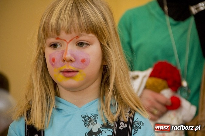 Zdjęcie w galerii na portalu naszraciborz.pl: Zamek Piastowski zamienił się w wielki plac zabaw. Wśród dzieci królowały clowny wiadomości z regionu
