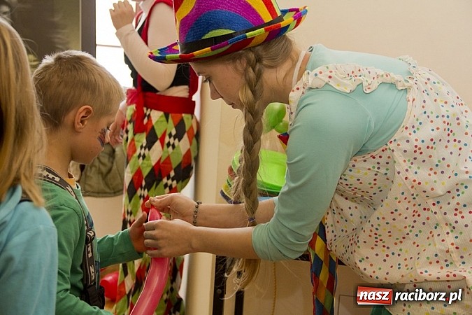Zdjęcie w galerii na portalu naszraciborz.pl: Zamek Piastowski zamienił się w wielki plac zabaw. Wśród dzieci królowały clowny wiadomości z regionu