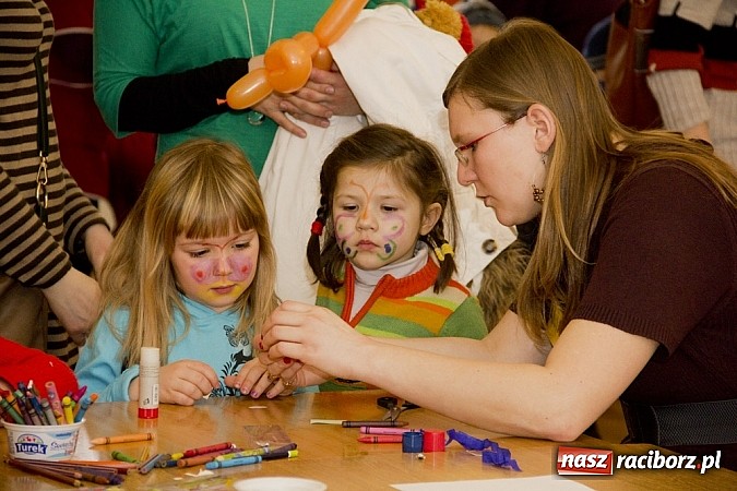 Zdjęcie w galerii na portalu naszraciborz.pl: Zamek Piastowski zamienił się w wielki plac zabaw. Wśród dzieci królowały clowny wiadomości z regionu