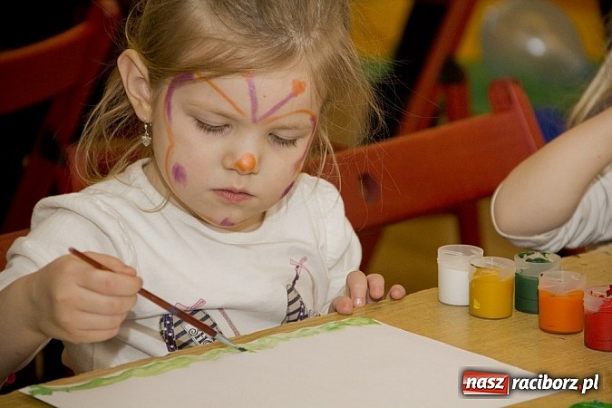 Zdjęcie w galerii na portalu naszraciborz.pl: Zamek Piastowski zamienił się w wielki plac zabaw. Wśród dzieci królowały clowny wiadomości z regionu