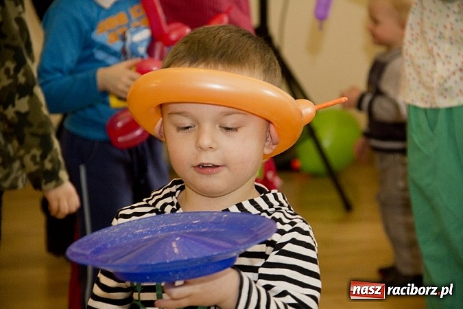 Zdjęcie w galerii na portalu naszraciborz.pl: Zamek Piastowski zamienił się w wielki plac zabaw. Wśród dzieci królowały clowny wiadomości z regionu