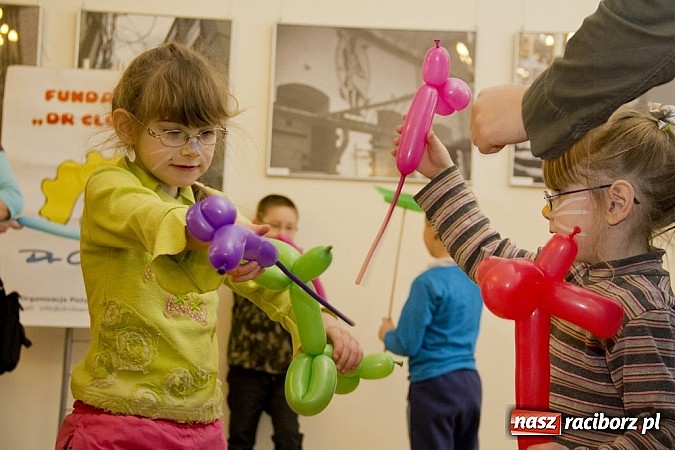 Zdjęcie w galerii na portalu naszraciborz.pl: Zamek Piastowski zamienił się w wielki plac zabaw. Wśród dzieci królowały clowny wiadomości z regionu