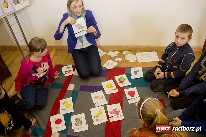Zdjęcie w galerii na portalu naszraciborz.pl: Zamek Piastowski zamienił się w wielki plac zabaw. Wśród dzieci królowały clowny wiadomości z regionu