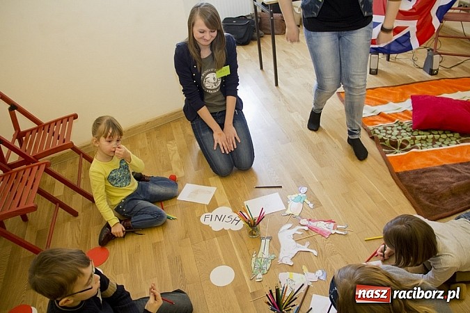 Zdjęcie w galerii na portalu naszraciborz.pl: Zamek Piastowski zamienił się w wielki plac zabaw. Wśród dzieci królowały clowny wiadomości z regionu