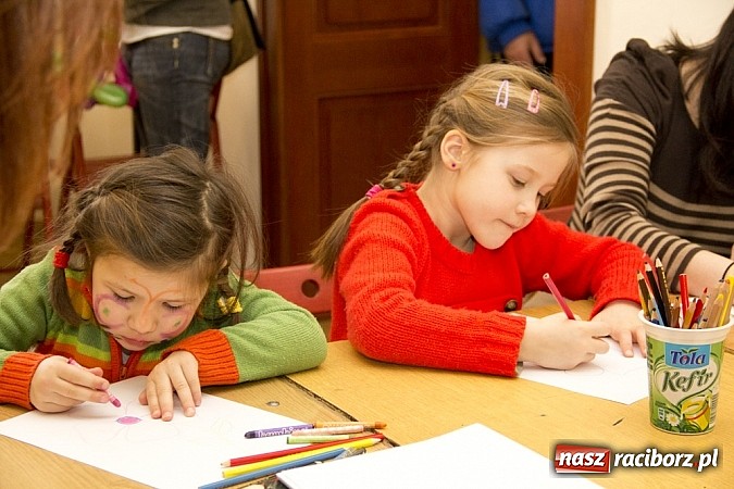 Zdjęcie w galerii na portalu naszraciborz.pl: Zamek Piastowski zamienił się w wielki plac zabaw. Wśród dzieci królowały clowny wiadomości z regionu