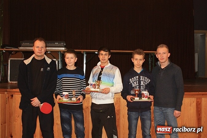 Zdjęcie w galerii na portalu naszraciborz.pl: Turniej w Krzanowicach. Kulturalnicy kontra młodzież wiadomości z regionu