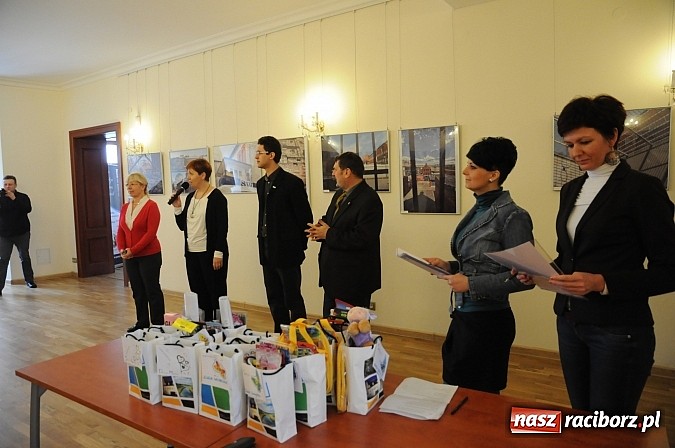 Zdjęcie w galerii na portalu naszraciborz.pl: Na zamku nagrodzono autorów najciekawszych kartek walentynkowych wiadomości z regionu