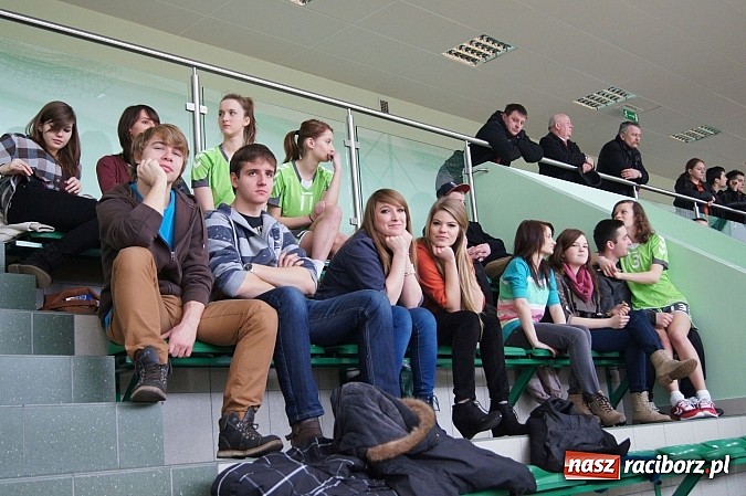 Zdjęcie w galerii na portalu naszraciborz.pl: Pietrowiczanki promują w Raciborzu szczypiorniaka wiadomości z regionu