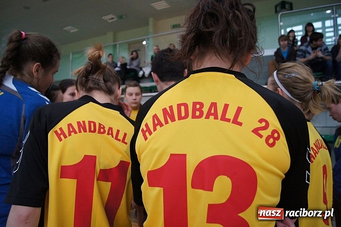 Zdjęcie w galerii na portalu naszraciborz.pl: Pietrowiczanki promują w Raciborzu szczypiorniaka wiadomości z regionu