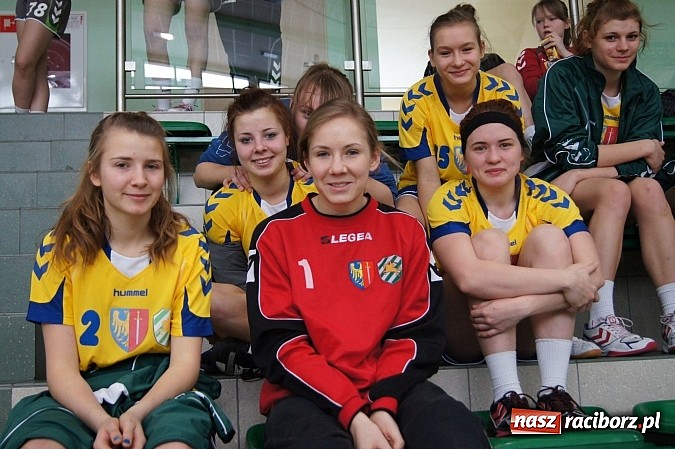 Zdjęcie w galerii na portalu naszraciborz.pl: Pietrowiczanki promują w Raciborzu szczypiorniaka wiadomości z regionu