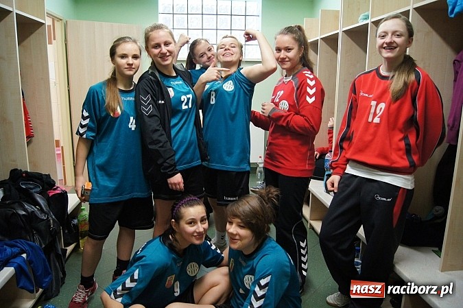 Zdjęcie w galerii na portalu naszraciborz.pl: Pietrowiczanki promują w Raciborzu szczypiorniaka wiadomości z regionu