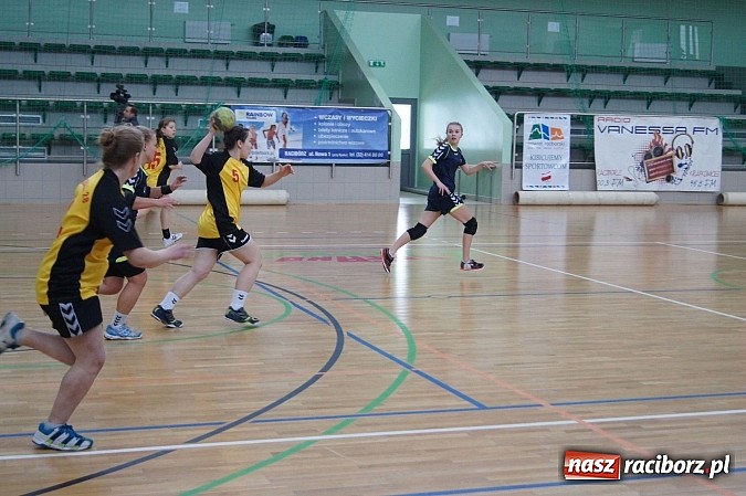 Zdjęcie w galerii na portalu naszraciborz.pl: Pietrowiczanki promują w Raciborzu szczypiorniaka wiadomości z regionu