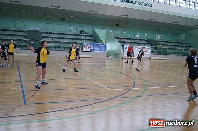 Zdjęcie w galerii na portalu naszraciborz.pl: Pietrowiczanki promują w Raciborzu szczypiorniaka wiadomości z regionu