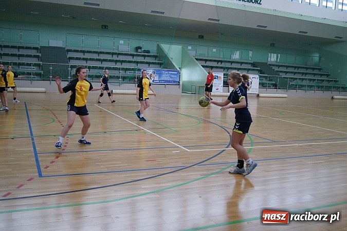 Zdjęcie w galerii na portalu naszraciborz.pl: Pietrowiczanki promują w Raciborzu szczypiorniaka wiadomości z regionu