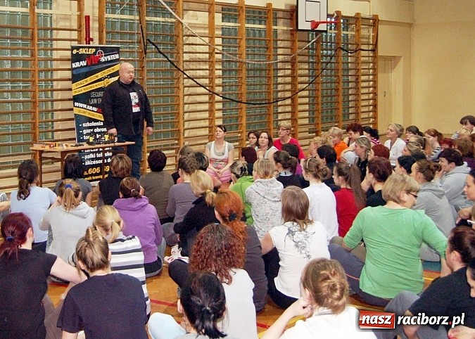 Zdjęcie w galerii na portalu naszraciborz.pl: Raciborzanki poznały zasady użycia paralizatora wiadomości z regionu