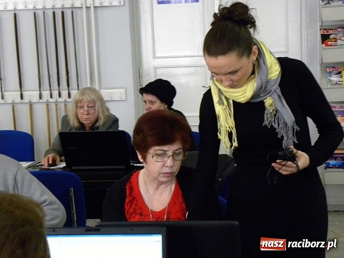 Zdjęcie w galerii na portalu naszraciborz.pl: Internet bez granic - szkolenie w książnicy wiadomości z regionu
