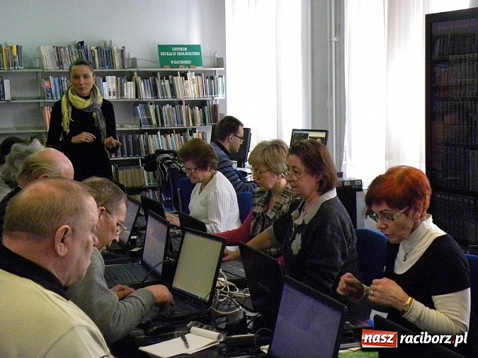 Zdjęcie w galerii na portalu naszraciborz.pl: Internet bez granic - szkolenie w książnicy wiadomości z regionu