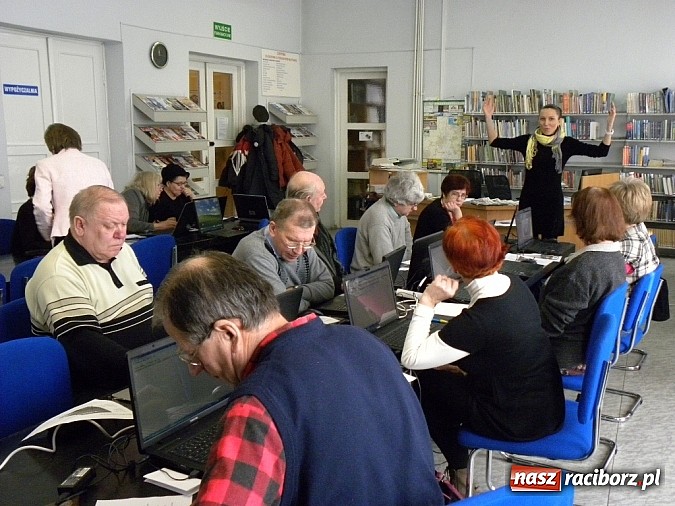 Zdjęcie w galerii na portalu naszraciborz.pl: Internet bez granic - szkolenie w książnicy wiadomości z regionu