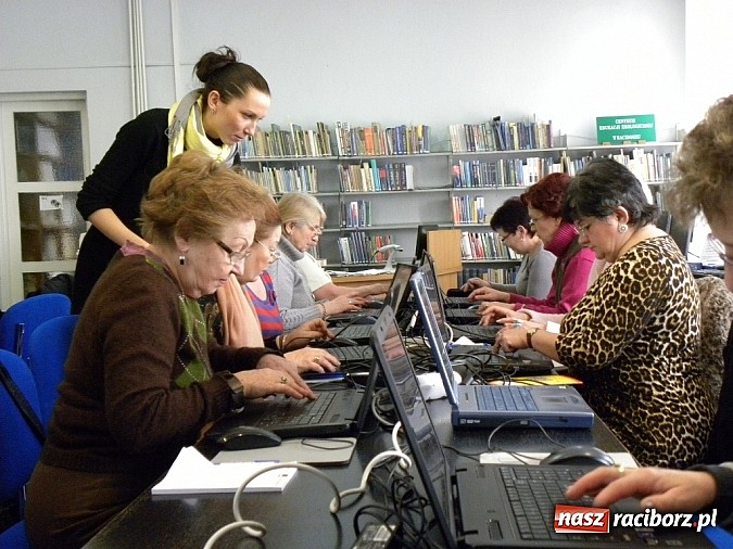 Zdjęcie w galerii na portalu naszraciborz.pl: Internet bez granic - szkolenie w książnicy wiadomości z regionu
