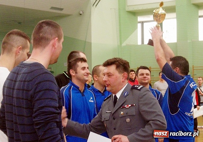 Zdjęcie w galerii na portalu naszraciborz.pl: Policjanci zdobyli puchar swojego komendanta wiadomości z regionu