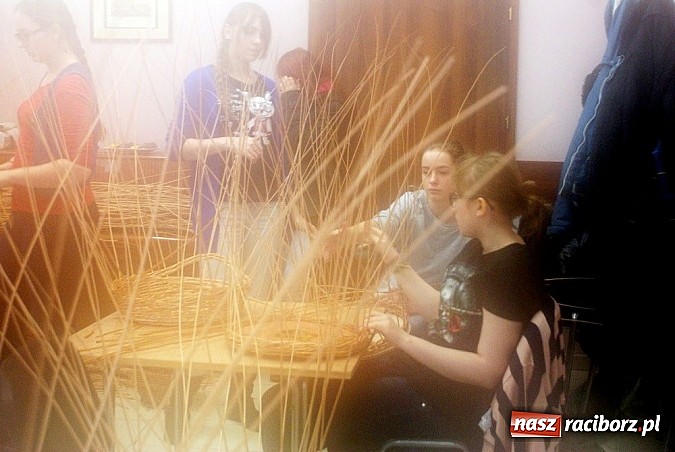 Zdjęcie w galerii na portalu naszraciborz.pl: Decoupage i wiklina - warsztaty w Raciborskim Centrum Kultury wiadomości z regionu