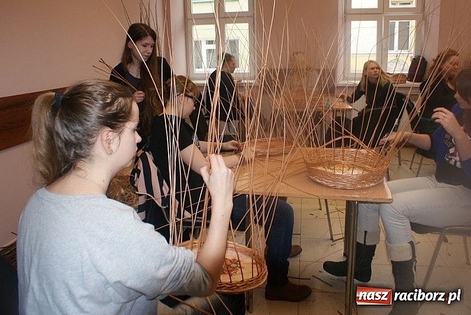 Zdjęcie w galerii na portalu naszraciborz.pl: Decoupage i wiklina - warsztaty w Raciborskim Centrum Kultury wiadomości z regionu