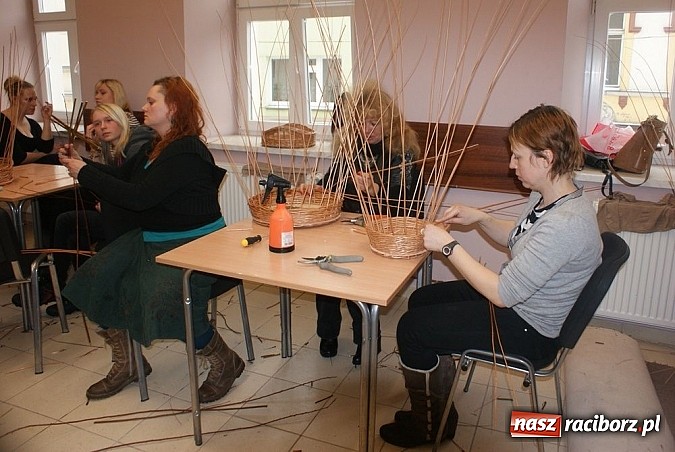 Zdjęcie w galerii na portalu naszraciborz.pl: Decoupage i wiklina - warsztaty w Raciborskim Centrum Kultury wiadomości z regionu