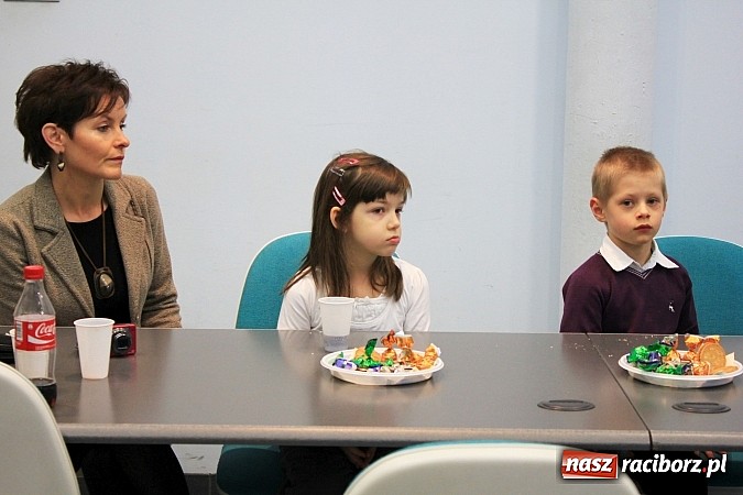 Zdjęcie w galerii na portalu naszraciborz.pl: Młodzi ludzie z zapałem zbierają makulaturę wiadomości z regionu