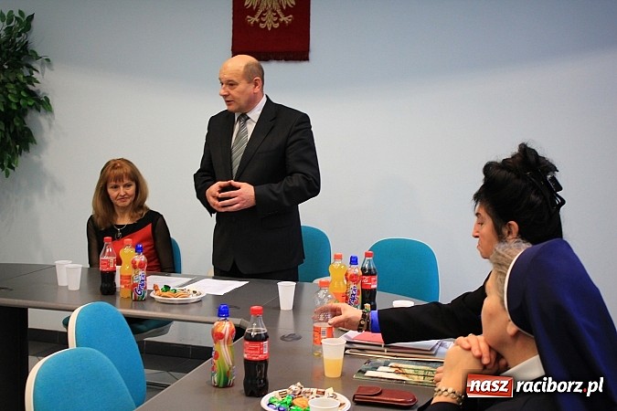 Zdjęcie w galerii na portalu naszraciborz.pl: Młodzi ludzie z zapałem zbierają makulaturę wiadomości z regionu