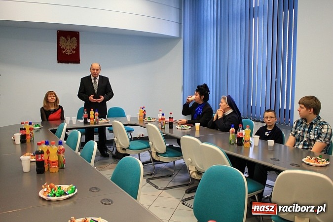 Zdjęcie w galerii na portalu naszraciborz.pl: Młodzi ludzie z zapałem zbierają makulaturę wiadomości z regionu