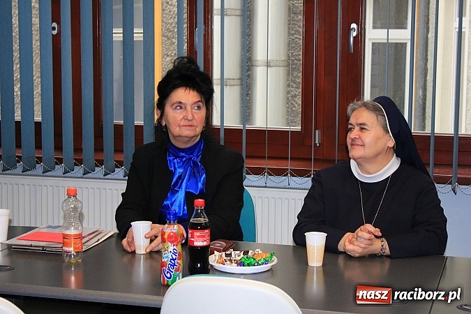 Zdjęcie w galerii na portalu naszraciborz.pl: Młodzi ludzie z zapałem zbierają makulaturę wiadomości z regionu