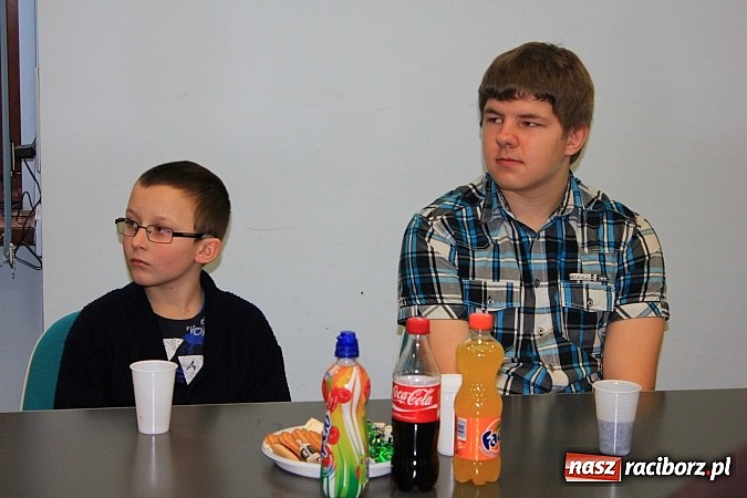 Zdjęcie w galerii na portalu naszraciborz.pl: Młodzi ludzie z zapałem zbierają makulaturę wiadomości z regionu