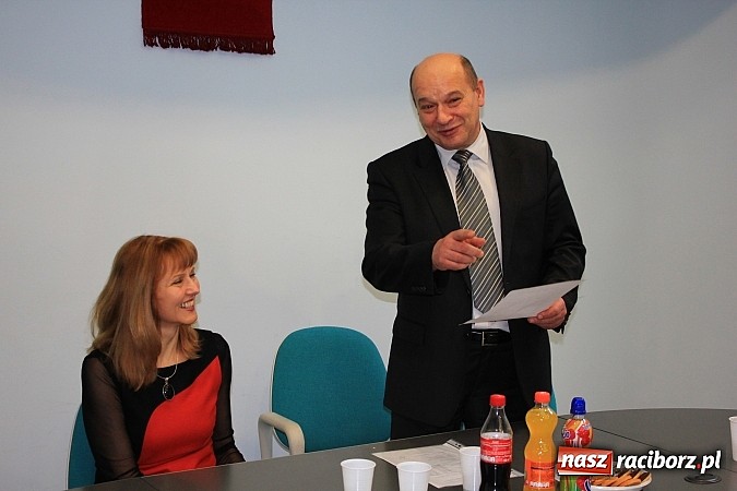 Zdjęcie w galerii na portalu naszraciborz.pl: Młodzi ludzie z zapałem zbierają makulaturę wiadomości z regionu