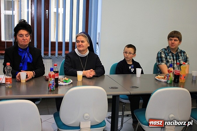 Zdjęcie w galerii na portalu naszraciborz.pl: Młodzi ludzie z zapałem zbierają makulaturę wiadomości z regionu