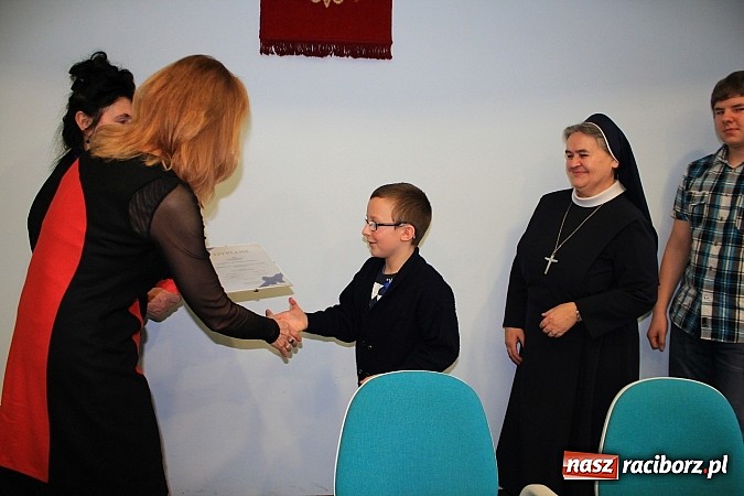 Zdjęcie w galerii na portalu naszraciborz.pl: Młodzi ludzie z zapałem zbierają makulaturę wiadomości z regionu