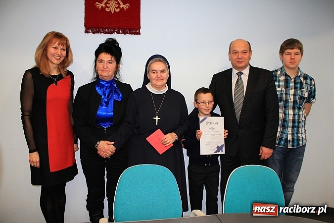 Zdjęcie w galerii na portalu naszraciborz.pl: Młodzi ludzie z zapałem zbierają makulaturę wiadomości z regionu