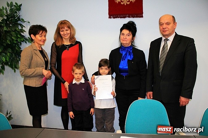 Zdjęcie w galerii na portalu naszraciborz.pl: Młodzi ludzie z zapałem zbierają makulaturę wiadomości z regionu