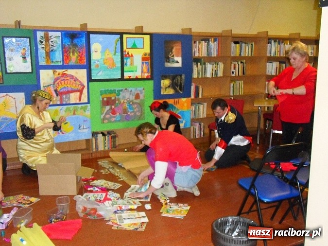 Zdjęcie w galerii na portalu naszraciborz.pl: W Markowicach nocka dla rodziców z książką wiadomości z regionu