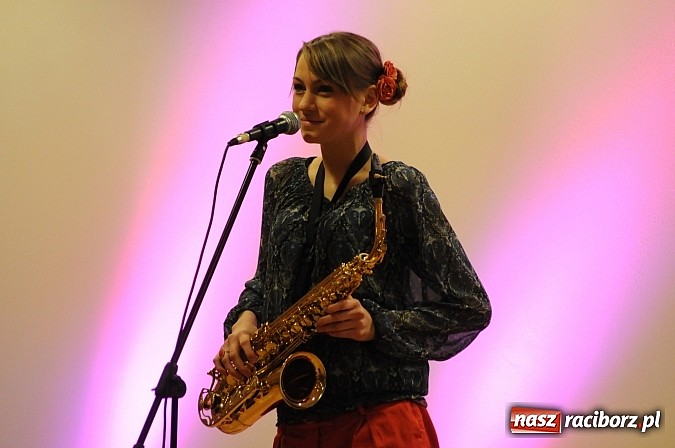 Zdjęcie w galerii na portalu naszraciborz.pl: Hiszpańskie rytmy na Zamku Piastowskim z Anią Wyszkoni w jury wiadomości z regionu