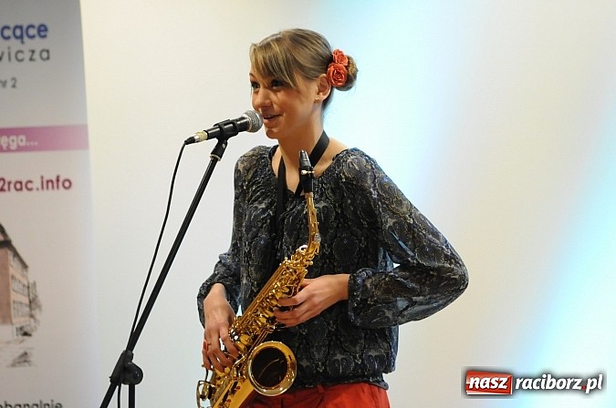 Zdjęcie w galerii na portalu naszraciborz.pl: Hiszpańskie rytmy na Zamku Piastowskim z Anią Wyszkoni w jury wiadomości z regionu