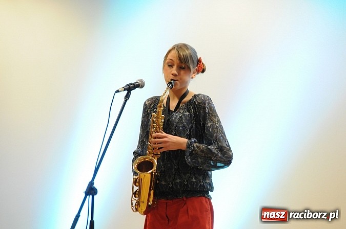 Zdjęcie w galerii na portalu naszraciborz.pl: Hiszpańskie rytmy na Zamku Piastowskim z Anią Wyszkoni w jury wiadomości z regionu