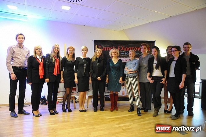 Zdjęcie w galerii na portalu naszraciborz.pl: Hiszpańskie rytmy na Zamku Piastowskim z Anią Wyszkoni w jury wiadomości z regionu