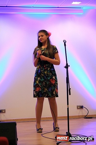 Zdjęcie w galerii na portalu naszraciborz.pl: Hiszpańskie rytmy na Zamku Piastowskim z Anią Wyszkoni w jury wiadomości z regionu