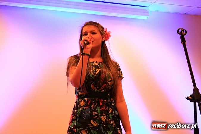 Zdjęcie w galerii na portalu naszraciborz.pl: Hiszpańskie rytmy na Zamku Piastowskim z Anią Wyszkoni w jury wiadomości z regionu