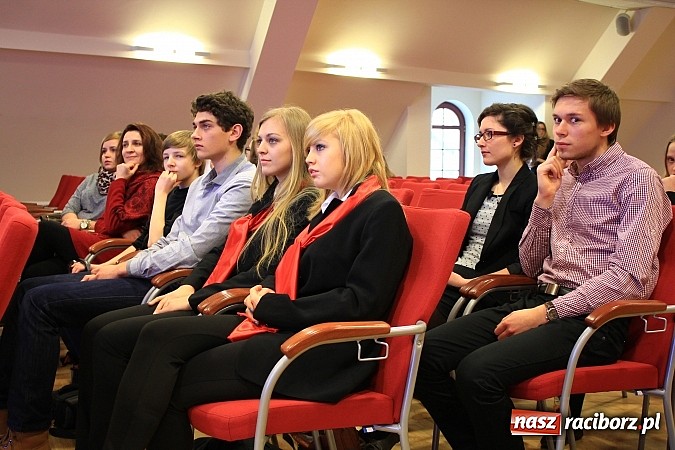 Zdjęcie w galerii na portalu naszraciborz.pl: Hiszpańskie rytmy na Zamku Piastowskim z Anią Wyszkoni w jury wiadomości z regionu