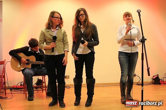 Zdjęcie w galerii na portalu naszraciborz.pl: Hiszpańskie rytmy na Zamku Piastowskim z Anią Wyszkoni w jury wiadomości z regionu