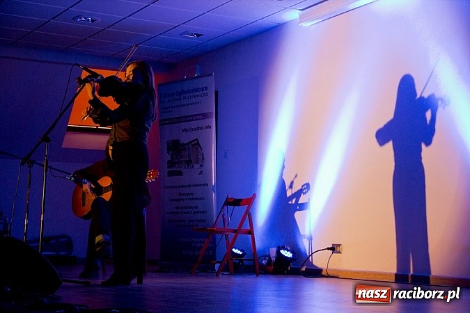 Zdjęcie w galerii na portalu naszraciborz.pl: Zamek Piastowski: koncert finałowy przeglądu piosenki hiszpańskojęzycznej wiadomości z regionu
