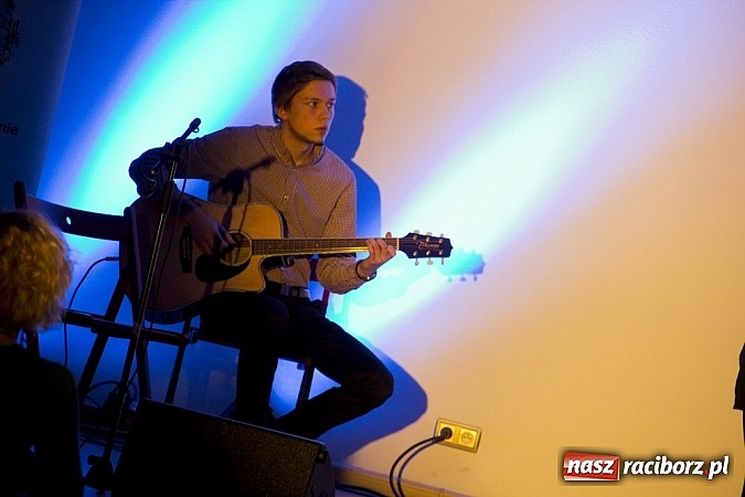 Zdjęcie w galerii na portalu naszraciborz.pl: Zamek Piastowski: koncert finałowy przeglądu piosenki hiszpańskojęzycznej wiadomości z regionu